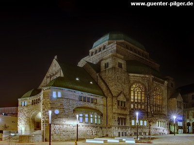 Synagoge bei Nacht