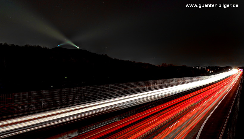 Nachtzeichen mit Autobahn A2