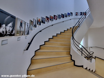 Treppenaufgang mit Bildern berühmter Juden