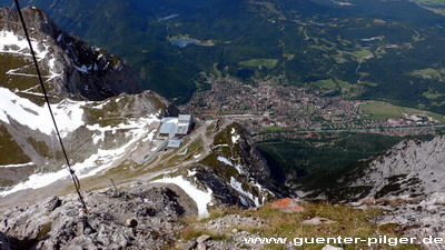 Blick vom Gipfel auf Seilbahnstation und Mittenwald