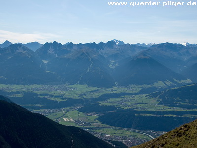 Blick auf das Inntal mit Zirl und den Stubaier Alpen