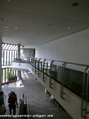 Blick von der Galerie auf den Eingangsbereich